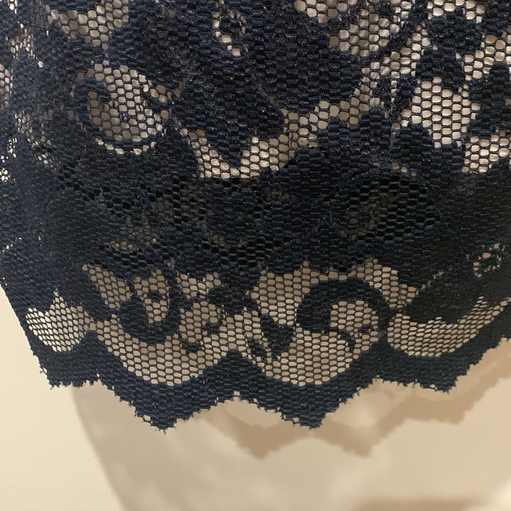 Stretchy lace dress - Picture 3 of 9